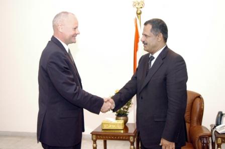 د. مجور لدى استقباله السفير الألماني أمس